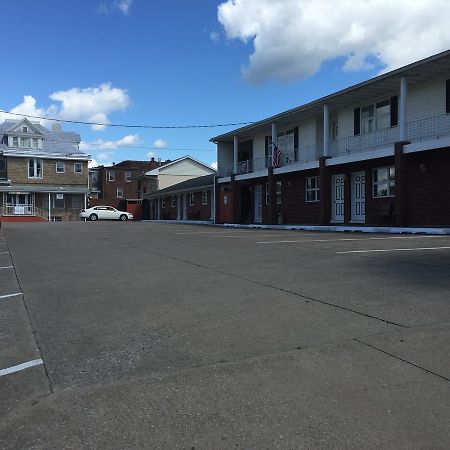 Colonial Hotel-Motel Buckhannon Exterior photo